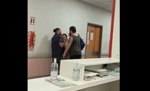 Momento en que el hombre intentó agredir a la mujer. Foto: captura.