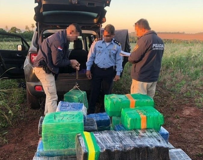 Agentes inspeccionan la camioneta. Foto: Policía Nacional.