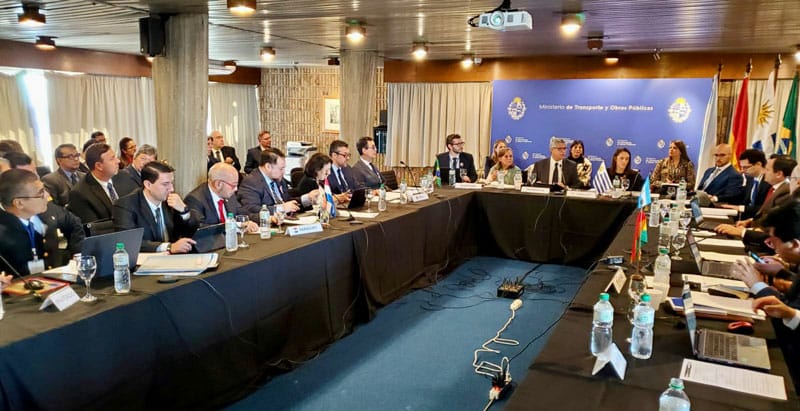 Delegaciones de países miembros de la Hidrovía Paraguay - Paraná en reunión. Foto: MRE.