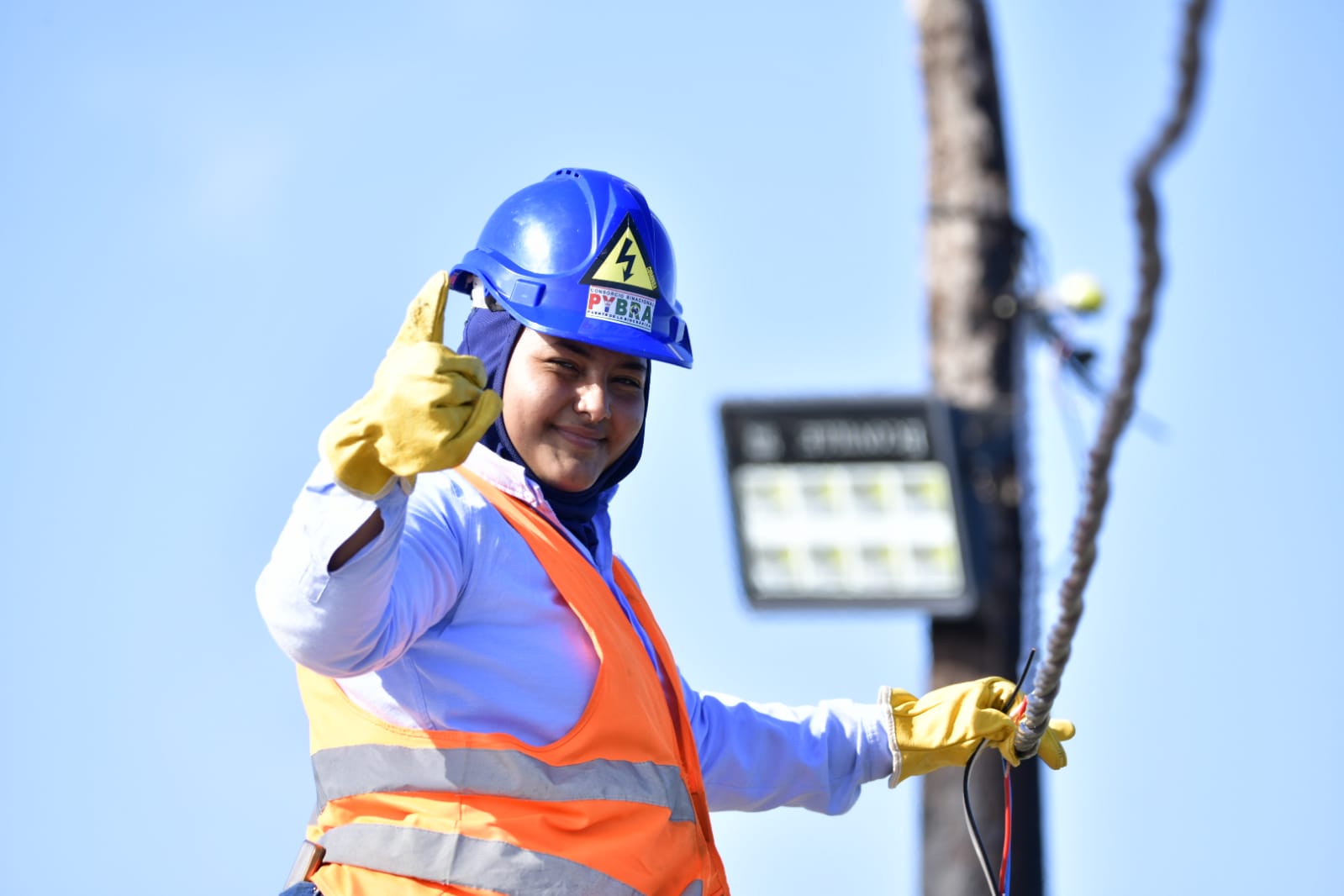 Lorena Medina trabaja como electricista en la construcción del Puente de la Bioceánica. Foto: MOPC.