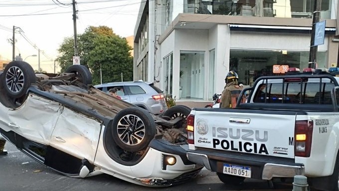 Aparatoso accidente dejó como consecuencia el vuelco de un automóvil. Foto: Ñanduti.