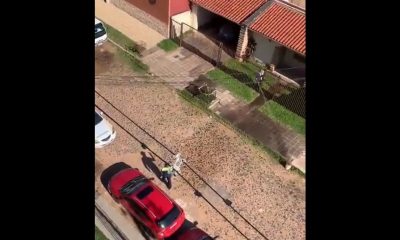 El hombre agrede a todas las personas que se acercan a su vivienda. Foto: Captura.