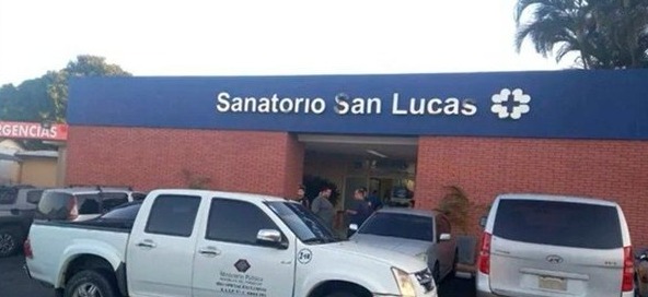 Las autoridades custodiaron el sanatorio privado durante el tiempo de internación del joven. Foto: captura.