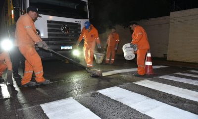 Trabajos de pintura en la calle Campos Cervera, para la implementación del sentido único. Foto: Municipalidad de Asunción.