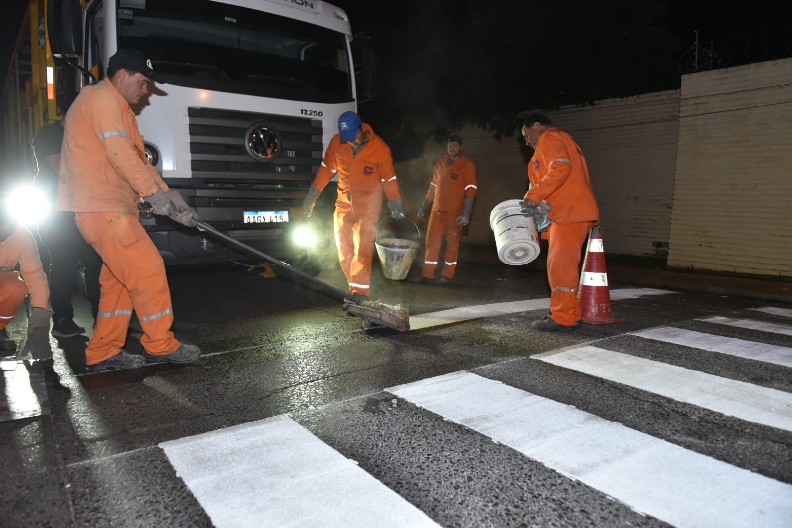 Trabajos de pintura en la calle Campos Cervera, para la implementación del sentido único. Foto: Municipalidad de Asunción.