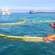 Autoridades buscan limitar la contaminación marina tras derrame de petróleo de buque en Puerto Ayora de Santa Cruz, en las Islas Galápagos. Foto: DW.