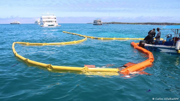 Autoridades buscan limitar la contaminación marina tras derrame de petróleo de buque en Puerto Ayora de Santa Cruz, en las Islas Galápagos. Foto: DW.