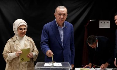 El presidente turco, Tayyip Erdogan, emite su voto junto su esposa, Emine Erdogan, en un colegio electoral de Estambul, Turquía, este 28 de mayo. Foto: EFE.