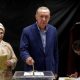 El presidente turco, Tayyip Erdogan, emite su voto junto su esposa, Emine Erdogan, en un colegio electoral de Estambul, Turquía, este 28 de mayo. Foto: EFE.