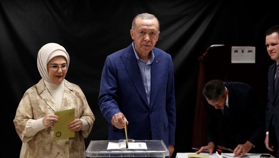 El presidente turco, Tayyip Erdogan, emite su voto junto su esposa, Emine Erdogan, en un colegio electoral de Estambul, Turquía, este 28 de mayo. Foto: EFE.