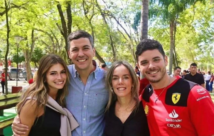 Serenalla Argaña, Santiago Peña, Leticia Ocampos y Gonzalo Peña en una postal familiar. Foto: Gentileza