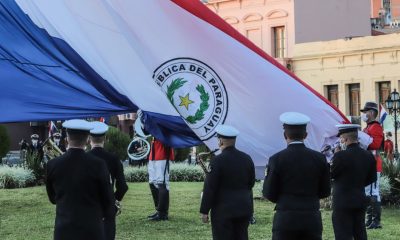 Izamiento de la bandera en los jardines del Palacio de Gobierno. Foto Agencia IP