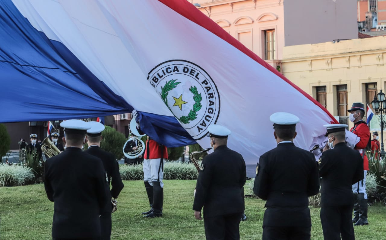 Izamiento de la bandera en los jardines del Palacio de Gobierno. Foto Agencia IP