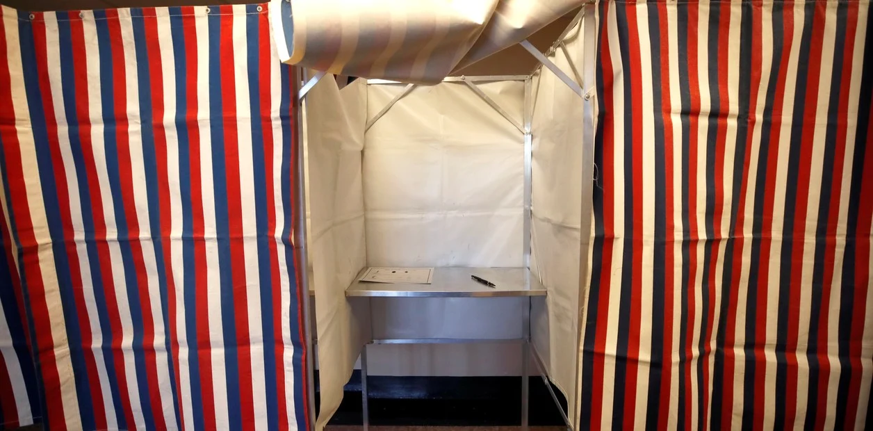 Un cuarto oscuro listo para votar, en las pasadas elecciones de 2020, en Estados Unidos. Foto: Clarín.