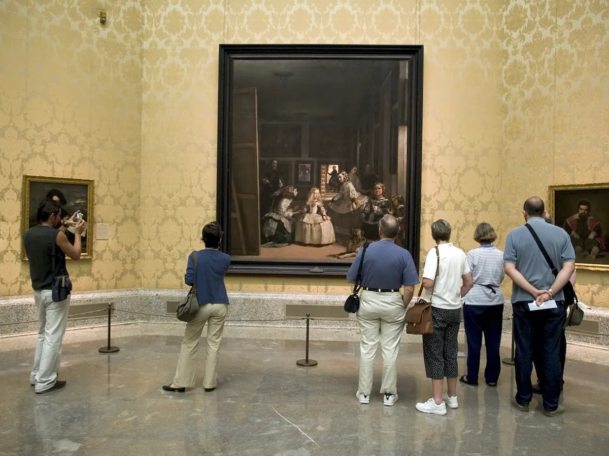 Contemplando "Las Meninas", de Vélazquez. Wikimedia Commons