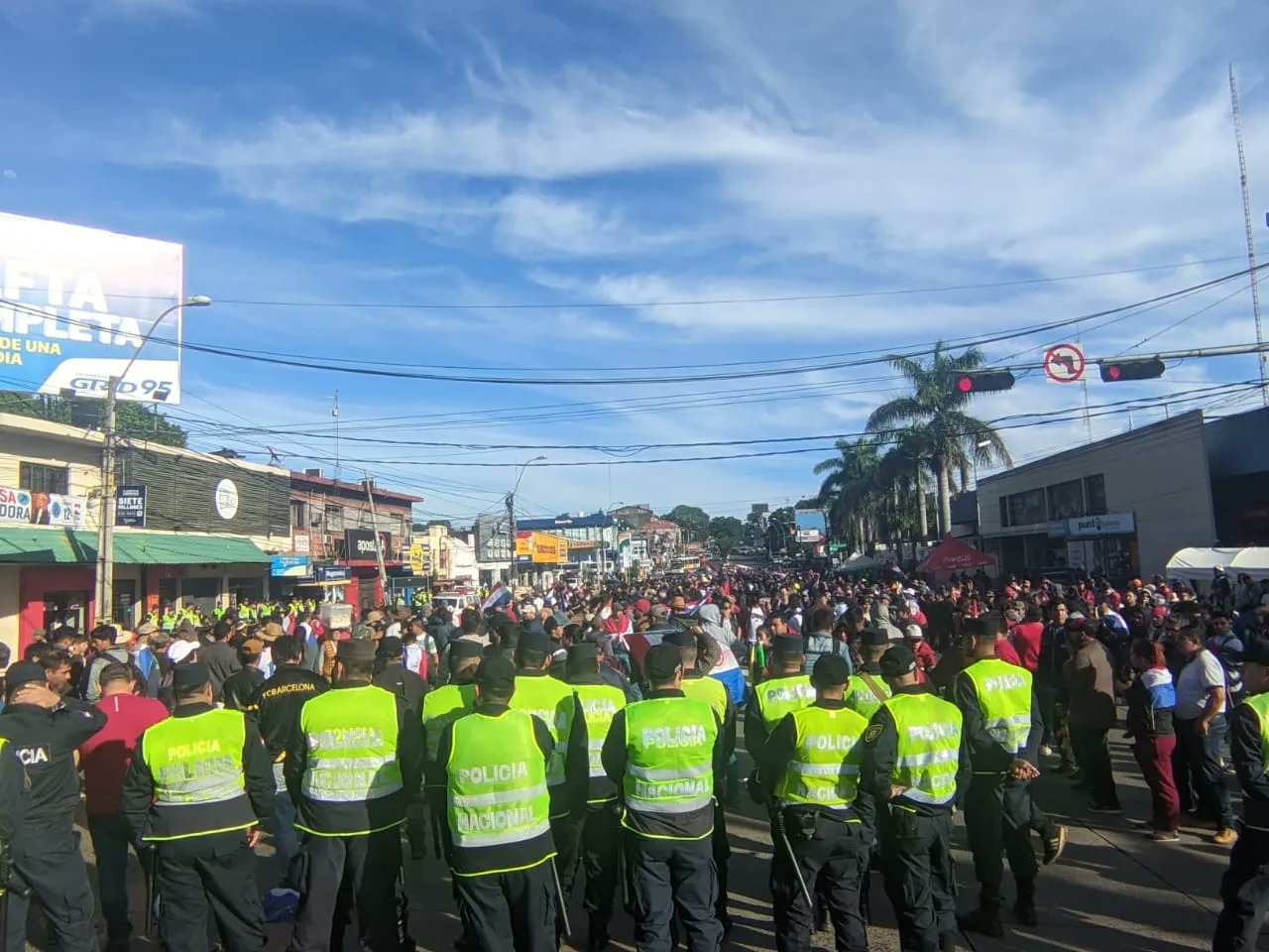 Manifestantes en inmediaciones del TSJE. Foto: Radio Cáritas.