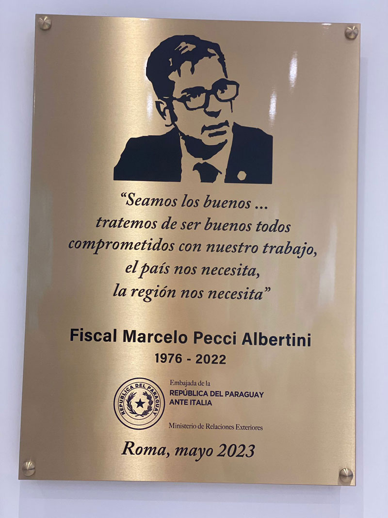 Placa en homenaje a Marcelo Pecci, exfiscal paraguayo. Foto: MRE.