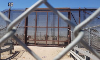 Unas personas esperan en el lado mexicano frente a la puerta 42, hoy en la frontera estadounidense de El Paso, Texas (EE.UU.). EFE/Jorge Fuentelsaz.