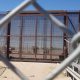 Unas personas esperan en el lado mexicano frente a la puerta 42, hoy en la frontera estadounidense de El Paso, Texas (EE.UU.). EFE/Jorge Fuentelsaz.