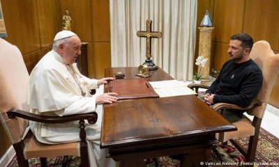 Jorge Mario Bergoglio y Volodimir Zelenski. Foto: DW.