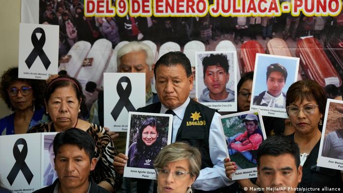 Familiares de víctimas mortales de la represión de las protestas contra el Gobierno de Dina Boluarte en rueda de prensa en Lima el 23 de febrero de 2023. Foto: DW