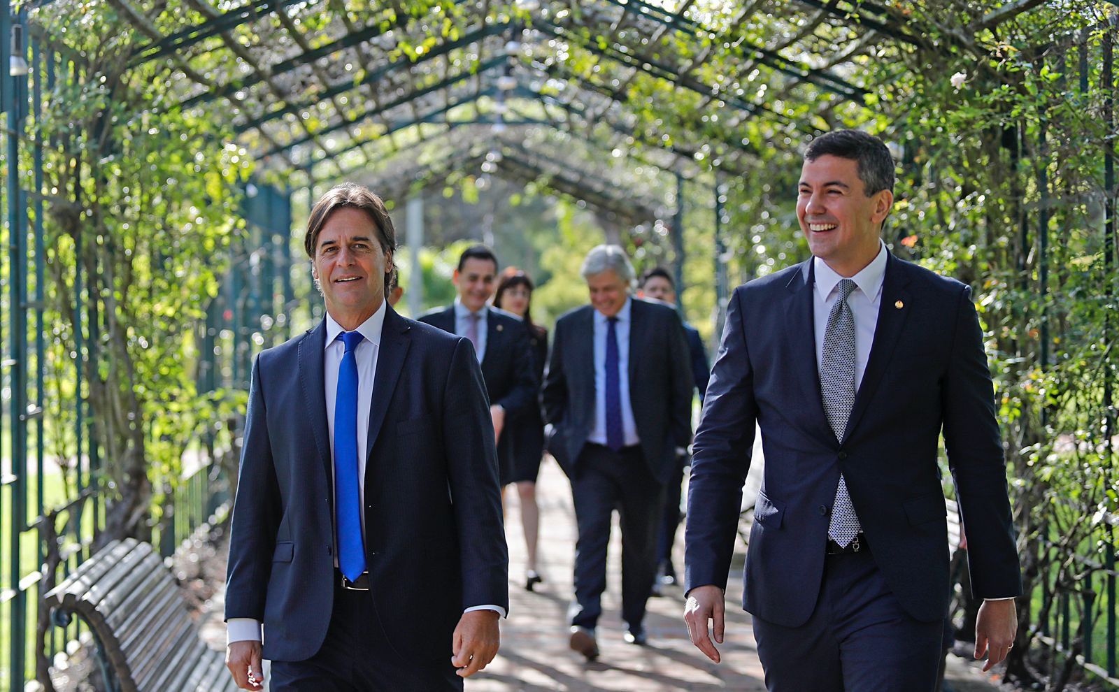 El presidente de Uruguay, Luis Lacalle Pou, recibió al presidente paraguayo electo Santiago Peña. Foto: Gentileza.