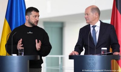 Volodimir Zelenski (izq.) junto a Olaf Scholz. Foto: DW.