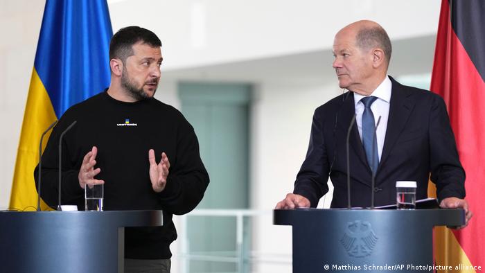 Volodimir Zelenski (izq.) junto a Olaf Scholz. Foto: DW.