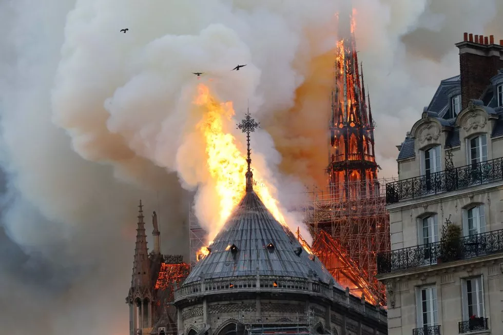 Incendio en edificio de París. Foto: Mandua.