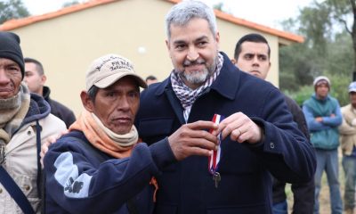 El presidente Mario Abdo estuvo presente en la entrega de viviendas. Foto: MUVH.