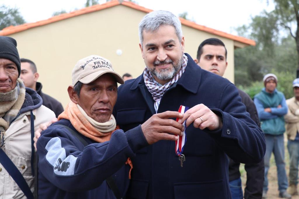 El presidente Mario Abdo estuvo presente en la entrega de viviendas. Foto: MUVH.