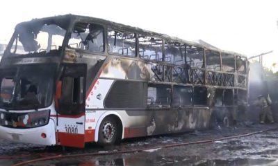 El bus ardió en llamas en la madrugada. Foto: captura.