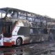 El bus ardió en llamas en la madrugada. Foto: captura.