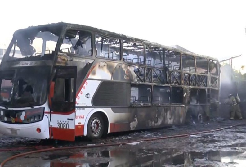 El bus ardió en llamas en la madrugada. Foto: captura.