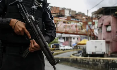 Policías en Caracas, Venezuela. Foto: DW.