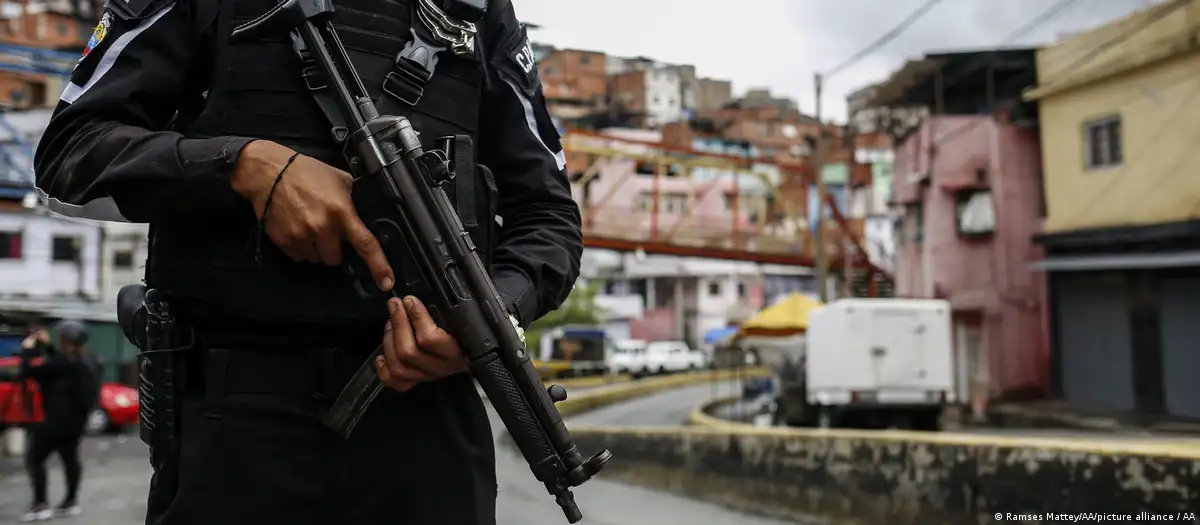 Policías en Caracas, Venezuela. Foto: DW.