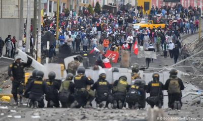 Manifestantes chocan con policías antidisturbios en Arequipa, Perú, durante una protesta para exigir la renuncia de la presidenta Dina Boluarte. Foto: DW.