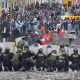 Manifestantes chocan con policías antidisturbios en Arequipa, Perú, durante una protesta para exigir la renuncia de la presidenta Dina Boluarte. Foto: DW.