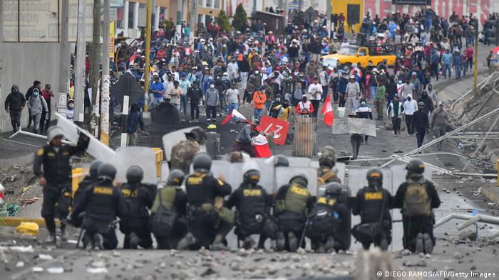 Manifestantes chocan con policías antidisturbios en Arequipa, Perú, durante una protesta para exigir la renuncia de la presidenta Dina Boluarte. Foto: DW.