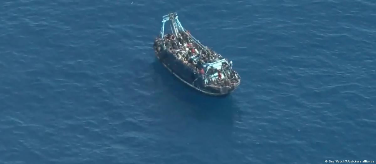 Un barco abarrotado de migrantes en el mar Mediterráneo. Foto: DW- Archivo.