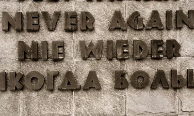 ¡Nunca más! es el clamor plasmado en esta piedra en memoria de las víctimas de la dictadura nazi en Dachau, Alemania. Foto: DW.