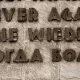 ¡Nunca más! es el clamor plasmado en esta piedra en memoria de las víctimas de la dictadura nazi en Dachau, Alemania. Foto: DW.