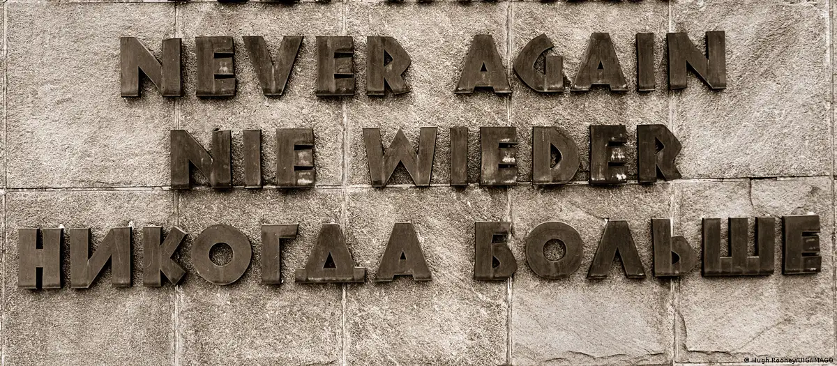 ¡Nunca más! es el clamor plasmado en esta piedra en memoria de las víctimas de la dictadura nazi en Dachau, Alemania. Foto: DW.