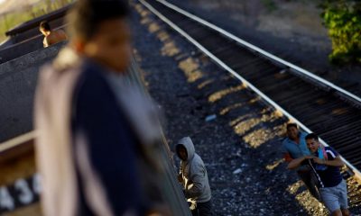 Jóvenes migrantes intentan alcanzar un tren para migrar de manera irregular a Estados Unidos. Foto: DW.