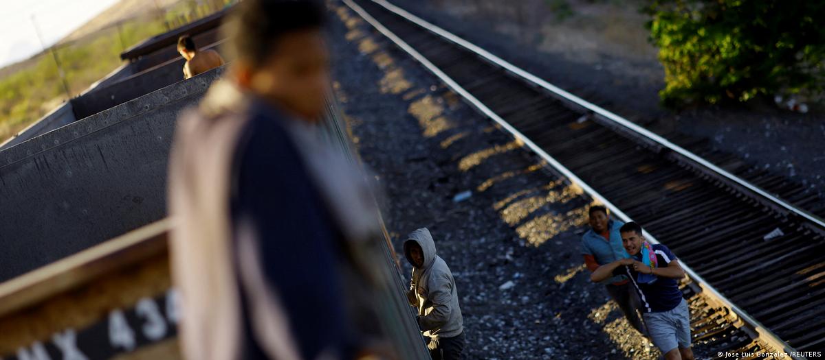 Jóvenes migrantes intentan alcanzar un tren para migrar de manera irregular a Estados Unidos. Foto: DW.