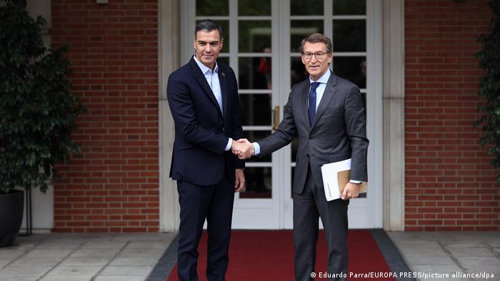 Pedro Sánchez, líder del PSOE y actual presidente del Gobierno español, y Alberto Núñez Feijóo, líder del opositor PP. Foto: DW.