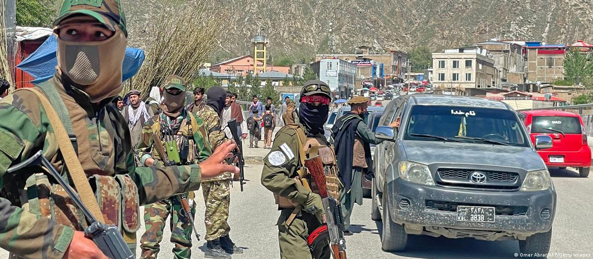 Combatientes talibanes revisan vehículos en un punto de control en Faizabad. Foto: DW.