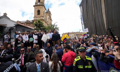 El mandatario colombiano Gustavo Petro se dirige a sus partidarios en el centro de Bogotá. Foto: DW.