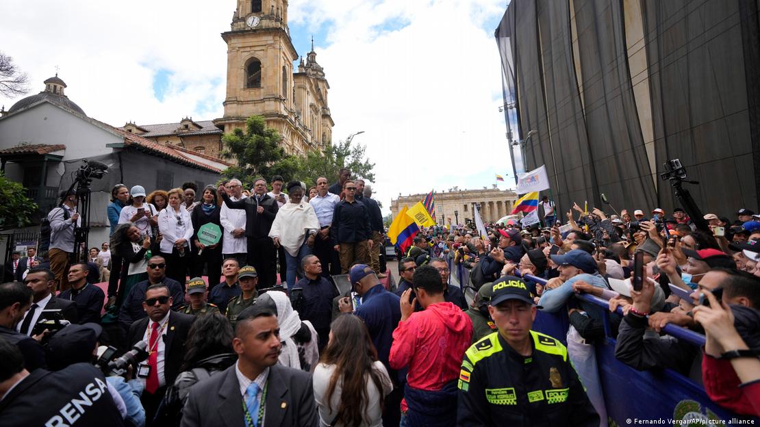 El mandatario colombiano Gustavo Petro se dirige a sus partidarios en el centro de Bogotá. Foto: DW.