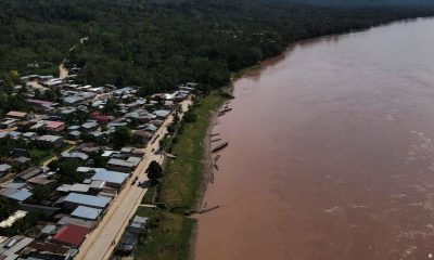 Un río fluye cerca de la comunidad de Chazuta con el Parque Nacional Cordillera Azul al fondo, en la Amazonia peruana. Foto: DW.